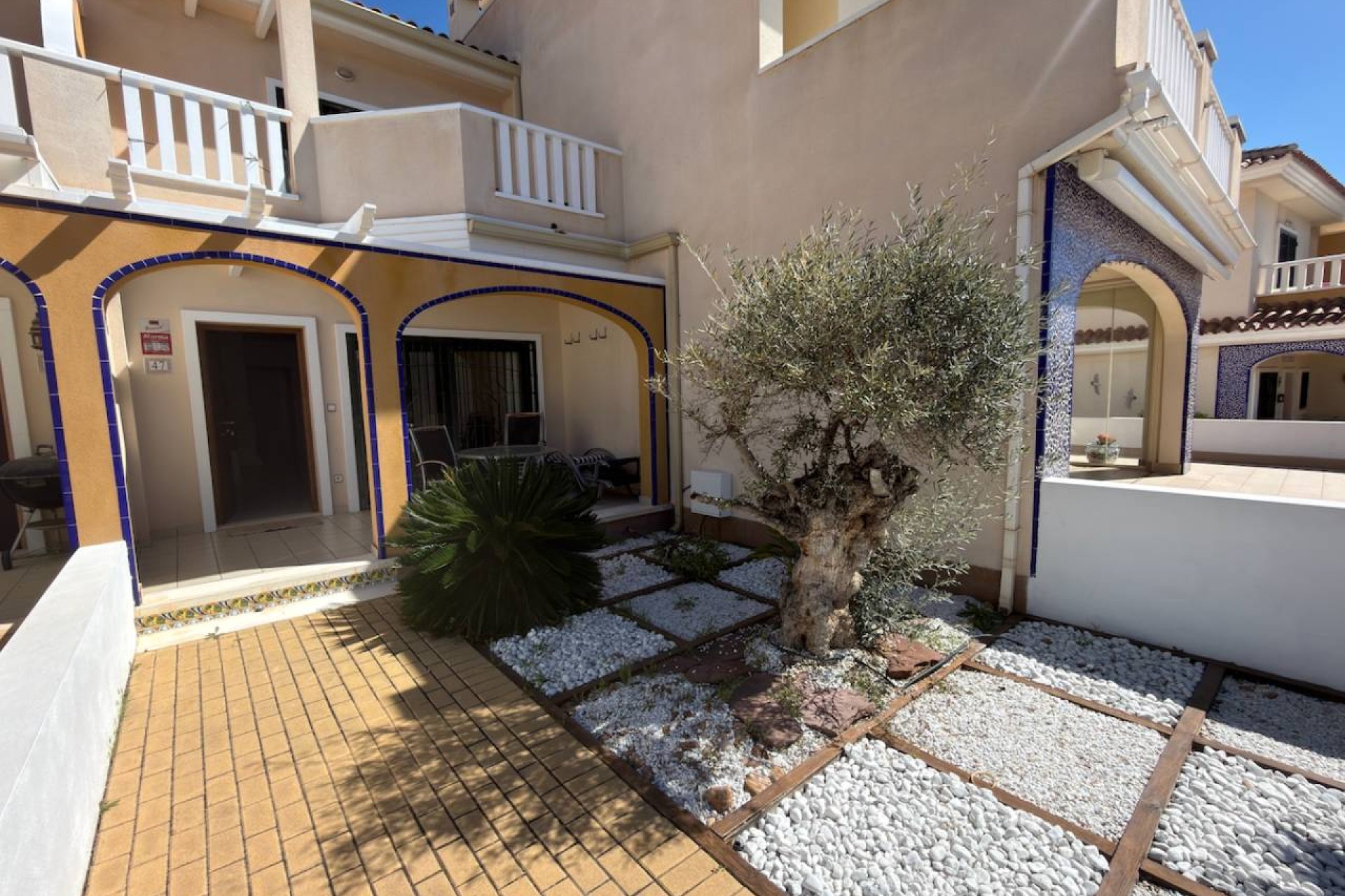 Elegante vivienda unifamiliar de 3 dormitorios con jardín y piscina comunitaria en Ciudad Quesada