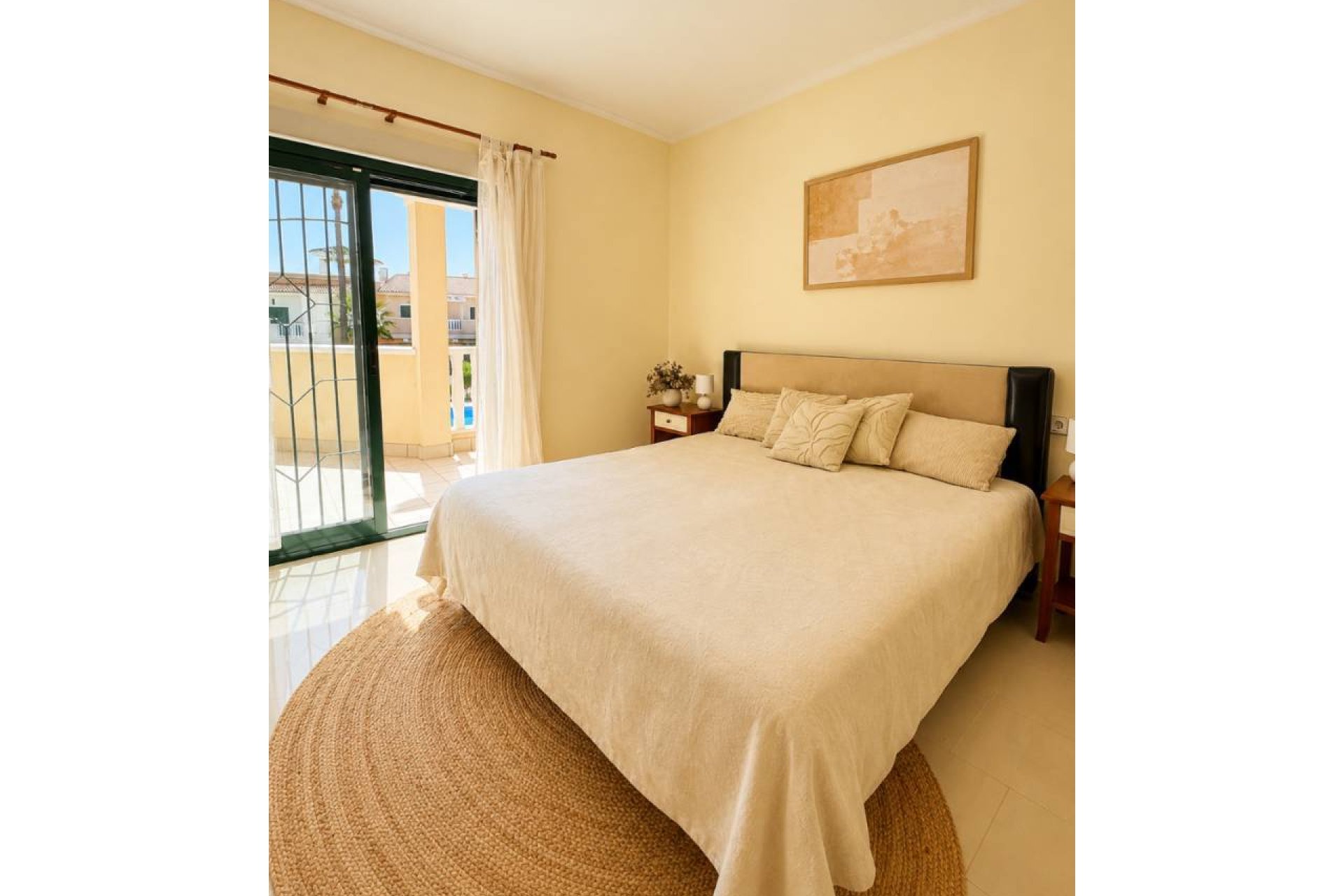 Elegante vivienda unifamiliar de 3 dormitorios con jardín y piscina comunitaria en Ciudad Quesada