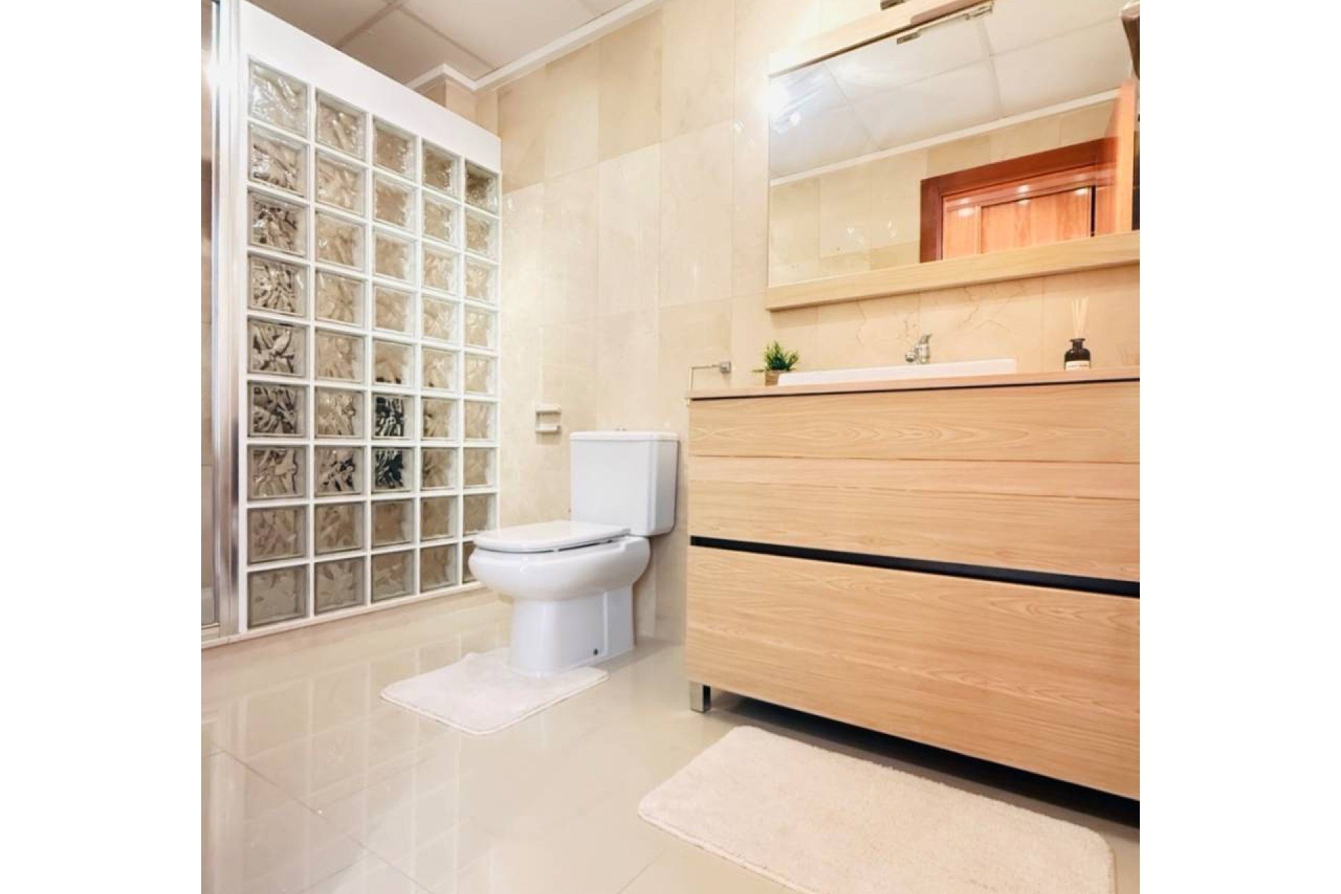Elegante vivienda unifamiliar de 3 dormitorios con jardín y piscina comunitaria en Ciudad Quesada
