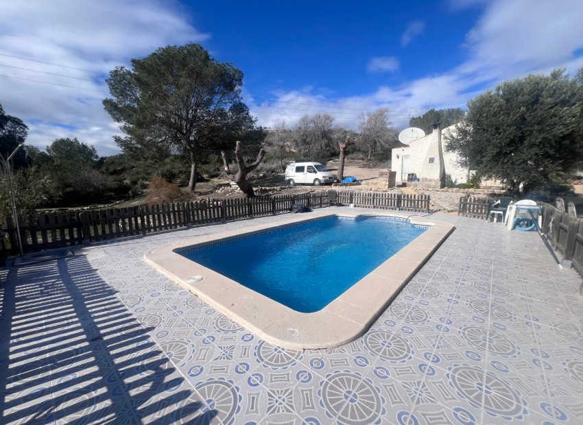 Encantadora finca con piscina privada y 6.000 m² de terreno en Torremendo, Alicante