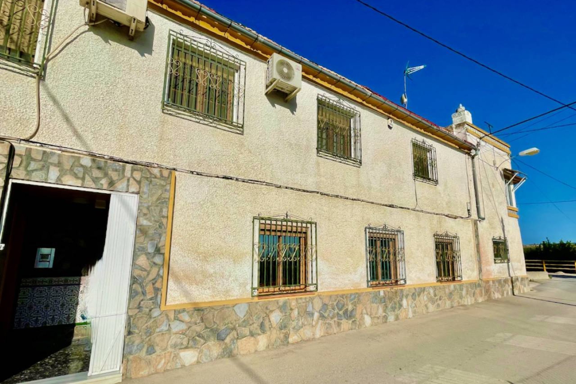 Encantadora finca rural de 3 dormitorios con vistas panorámicas cerca de Orihuela