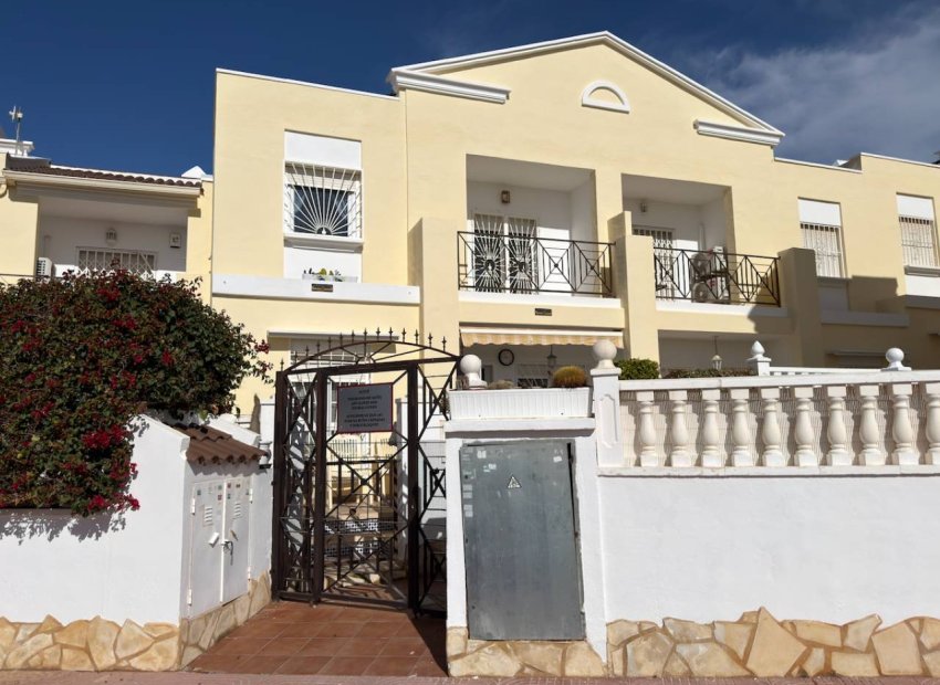 Encantadora villa en Ciudad Quesada con 3 dormitorios, jardín privado y piscina