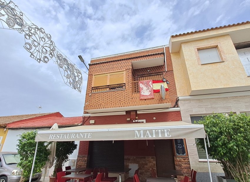 Encantadora vivienda con negocio y vistas a la montaña en Benijófar