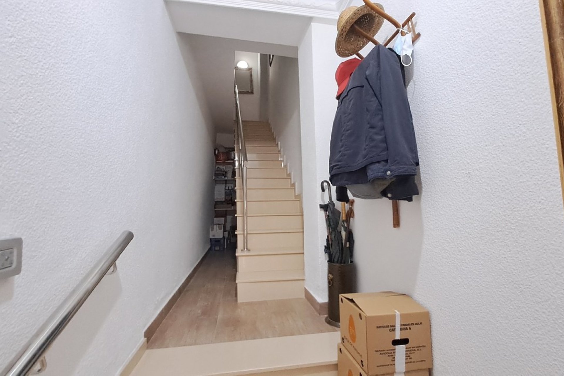 Encantadora vivienda con negocio y vistas a la montaña en Benijófar
