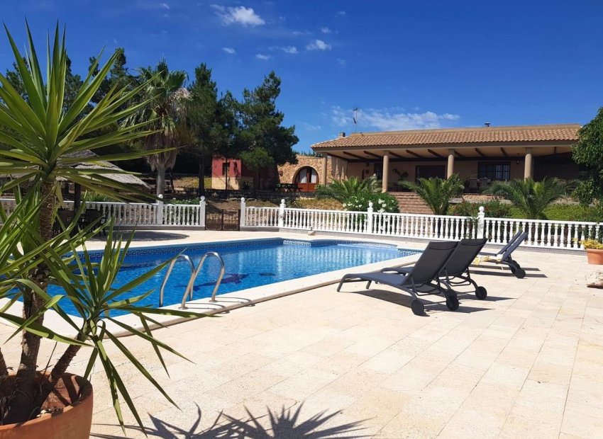 Espaciosa finca de 4 dormitorios con piscina privada y vistas a la montaña en El Esparragal