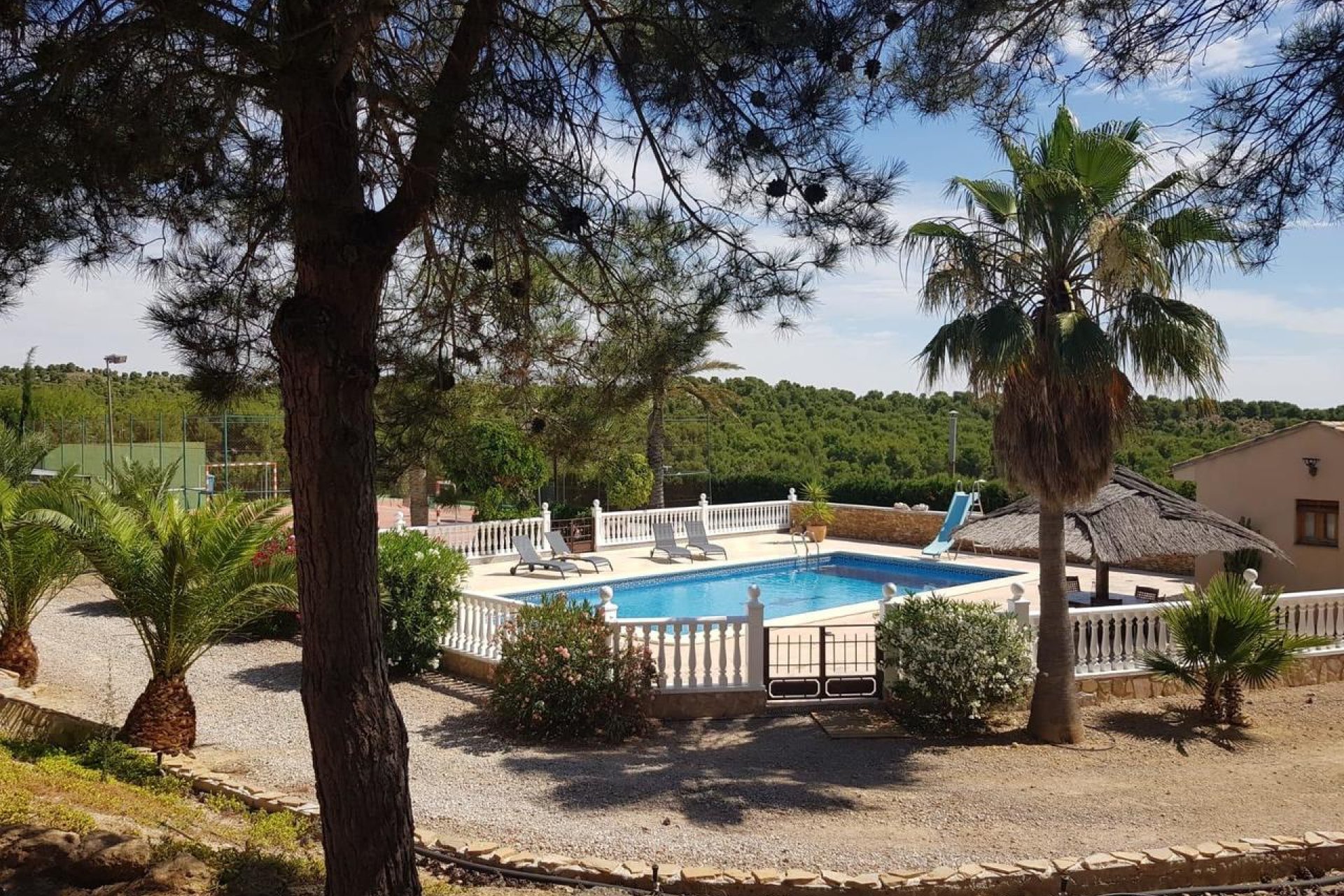 Espaciosa finca de 4 dormitorios con piscina privada y vistas a la montaña en El Esparragal