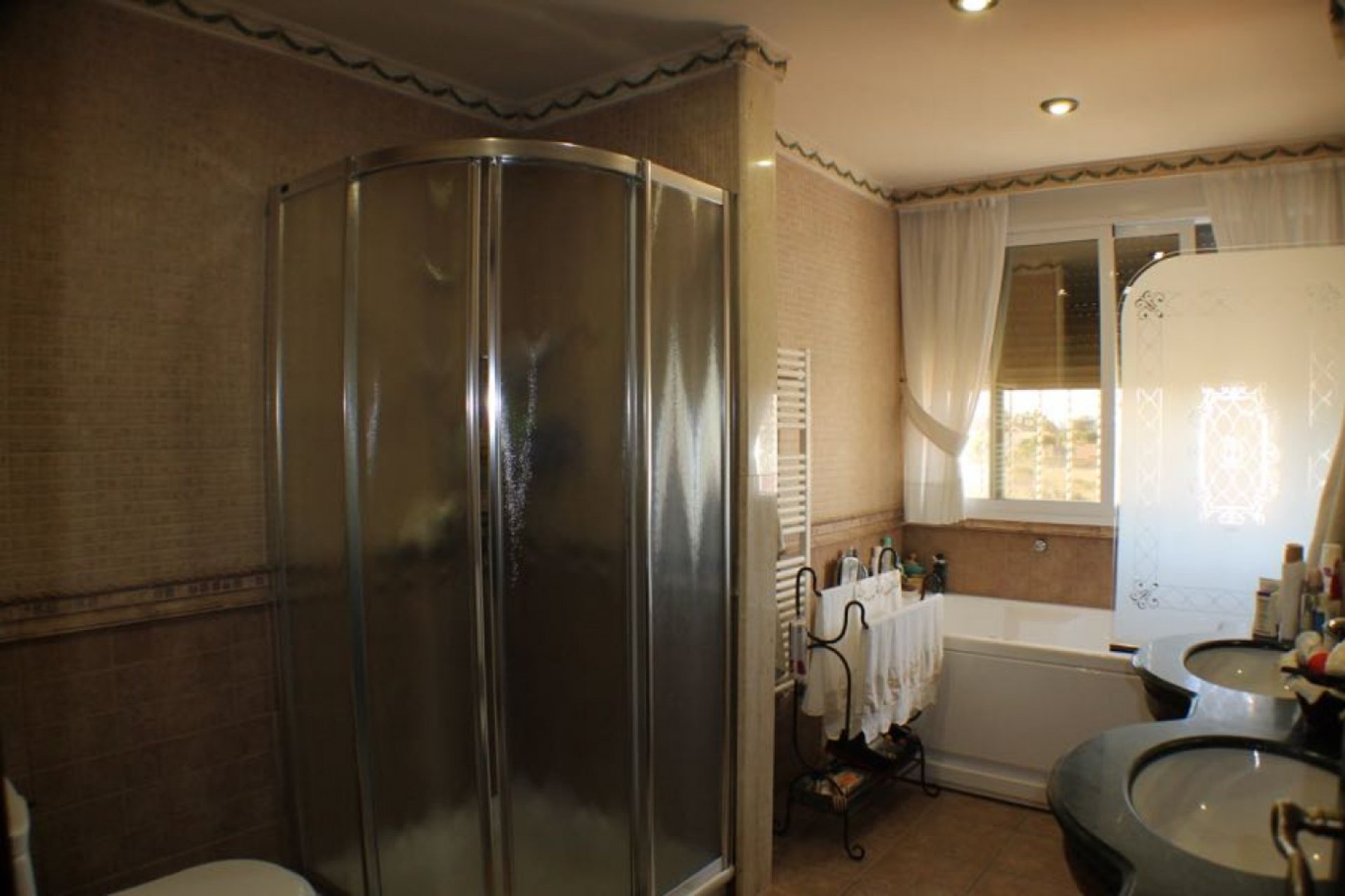 Espectacular villa con apartamentos para invitados y piscina privada en Alfaz del Pi