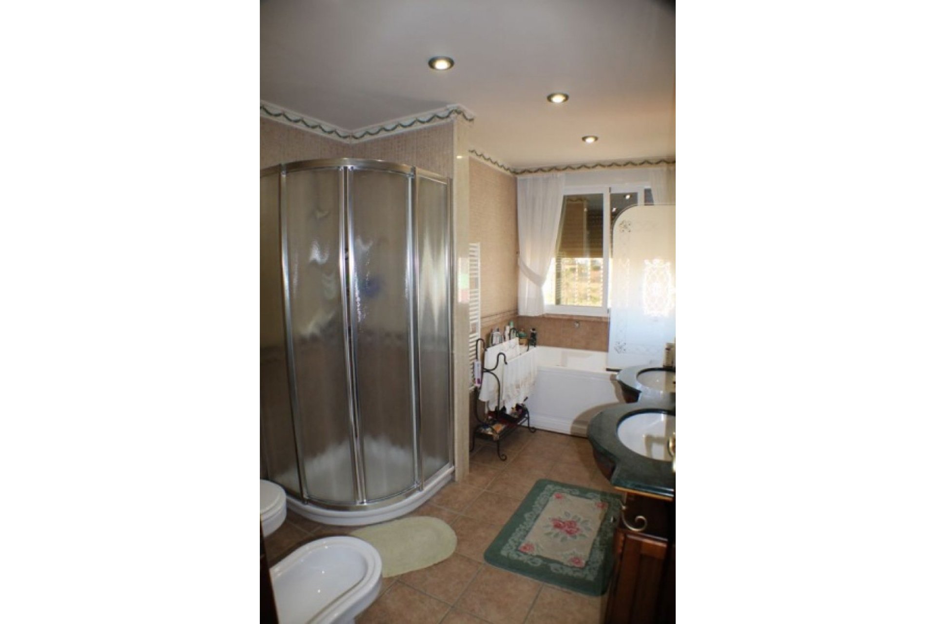 Espectacular villa con apartamentos para invitados y piscina privada en Alfaz del Pi