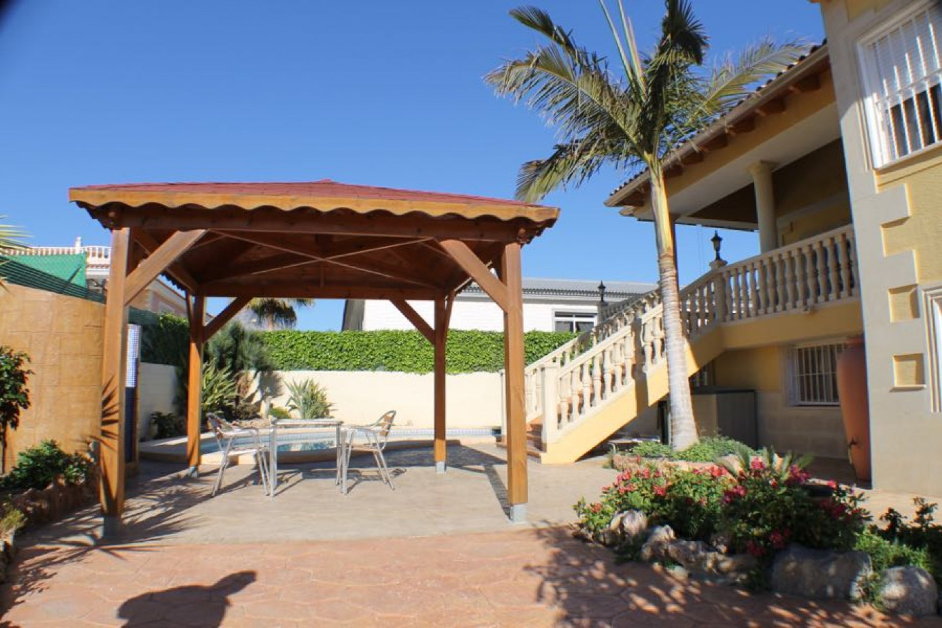 Espectacular villa con apartamentos para invitados y piscina privada en Alfaz del Pi