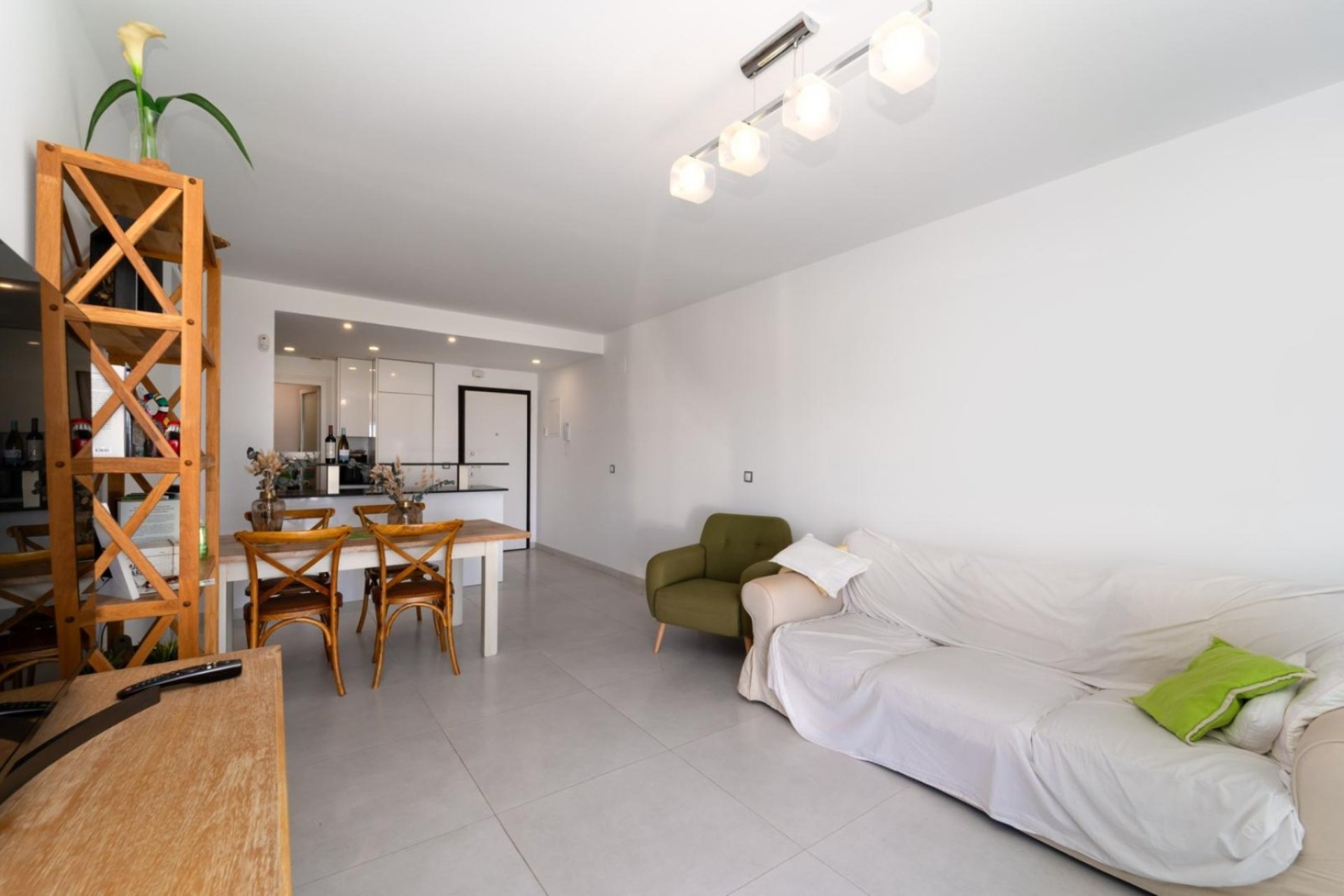 Exclusief appartement in Arenales del Sol met zeezicht, tuin en zwembad