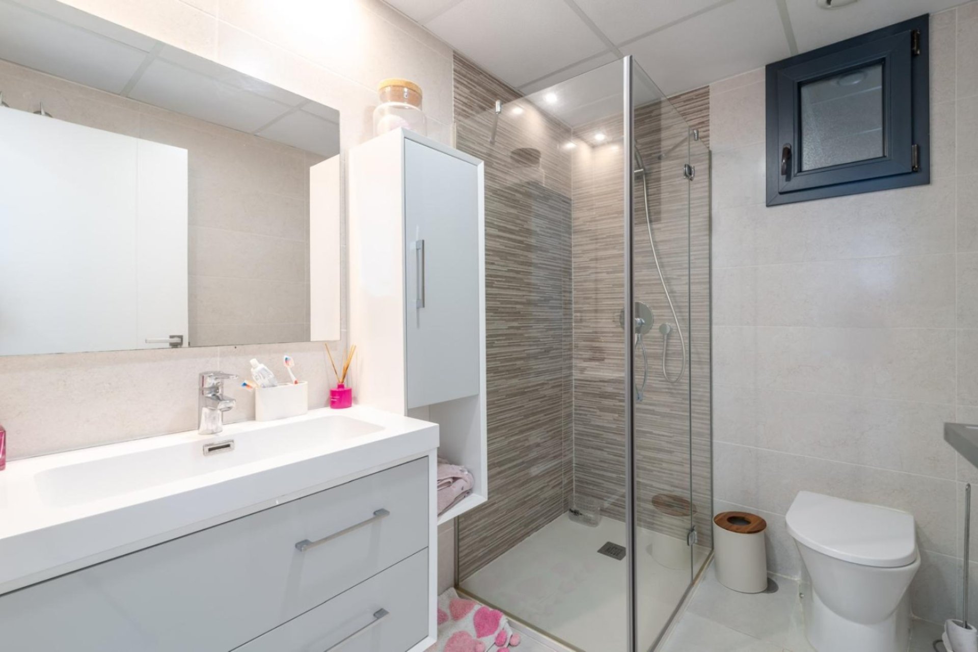 Exclusief appartement in Arenales del Sol met zeezicht, tuin en zwembad