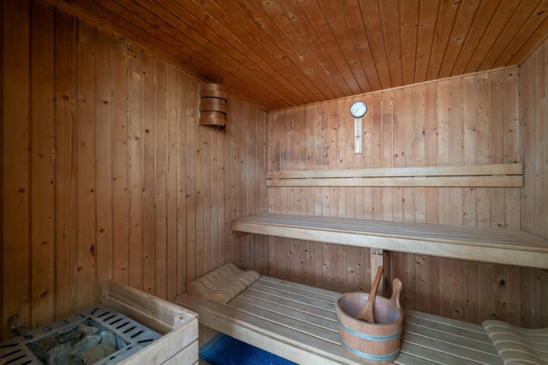 Exclusief appartement in Arenales del Sol met zeezicht, tuin en zwembad