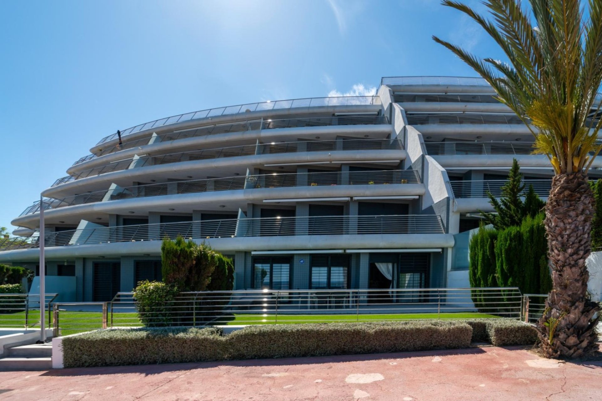 Exclusief appartement in Arenales del Sol met zeezicht, tuin en zwembad