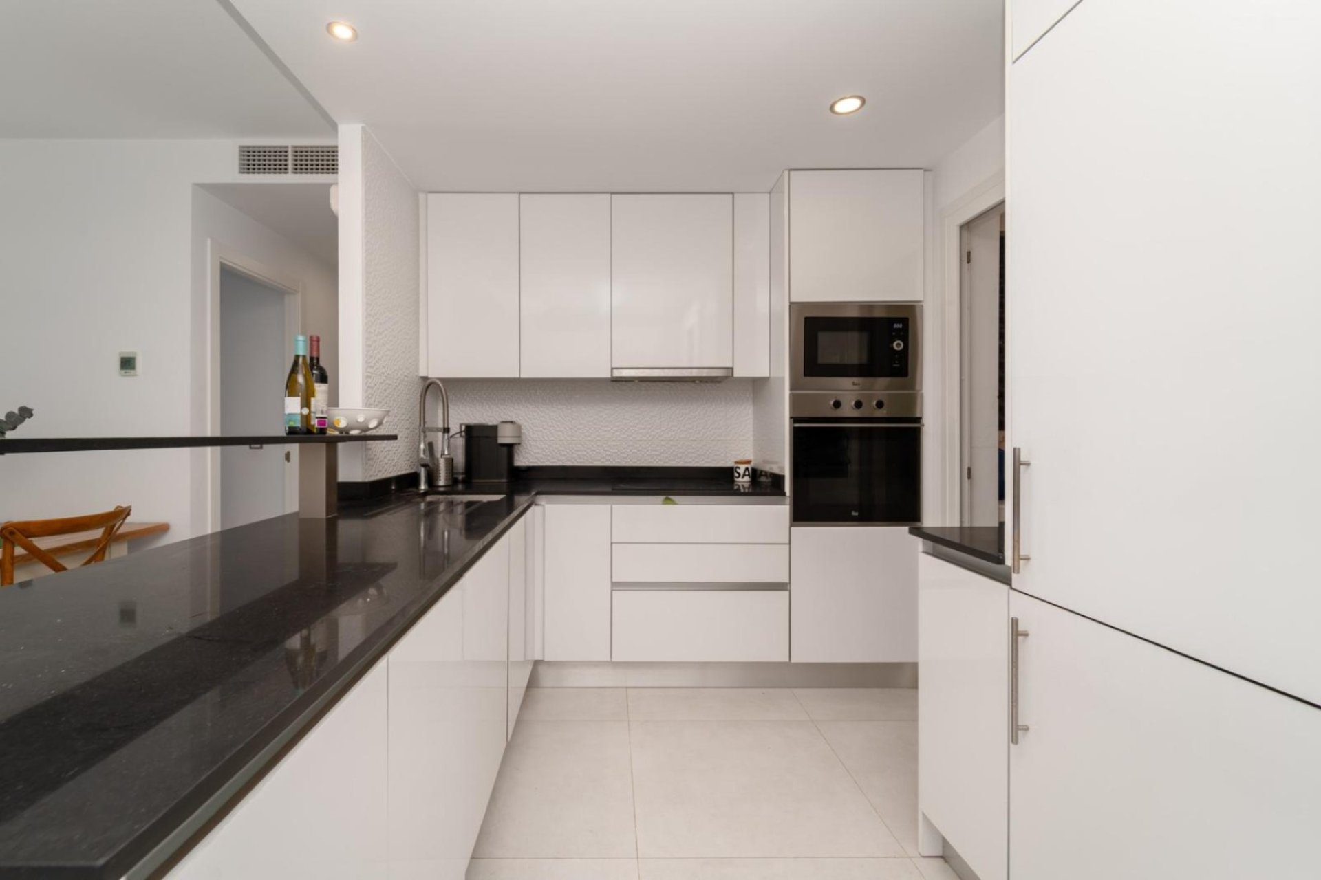 Exclusief appartement in Arenales del Sol met zeezicht, tuin en zwembad