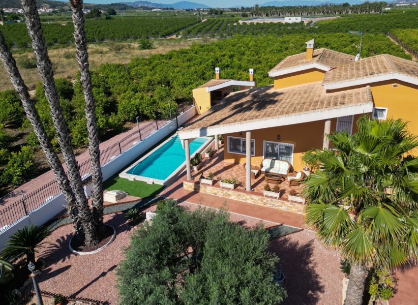 Exclusiva finca en Orihuela con piscina privada y garaje