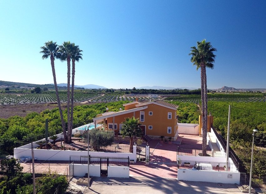 Exclusive finca in Orihuela with private pool and garage