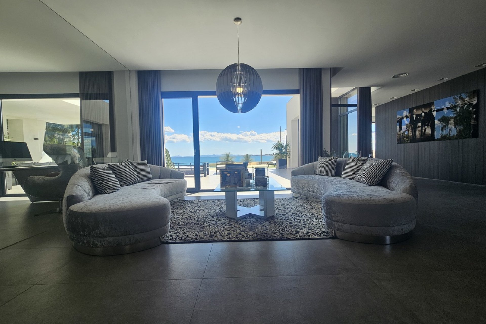 Exclusive seaside villa in Cabo Roig with panoramic views and a private pool