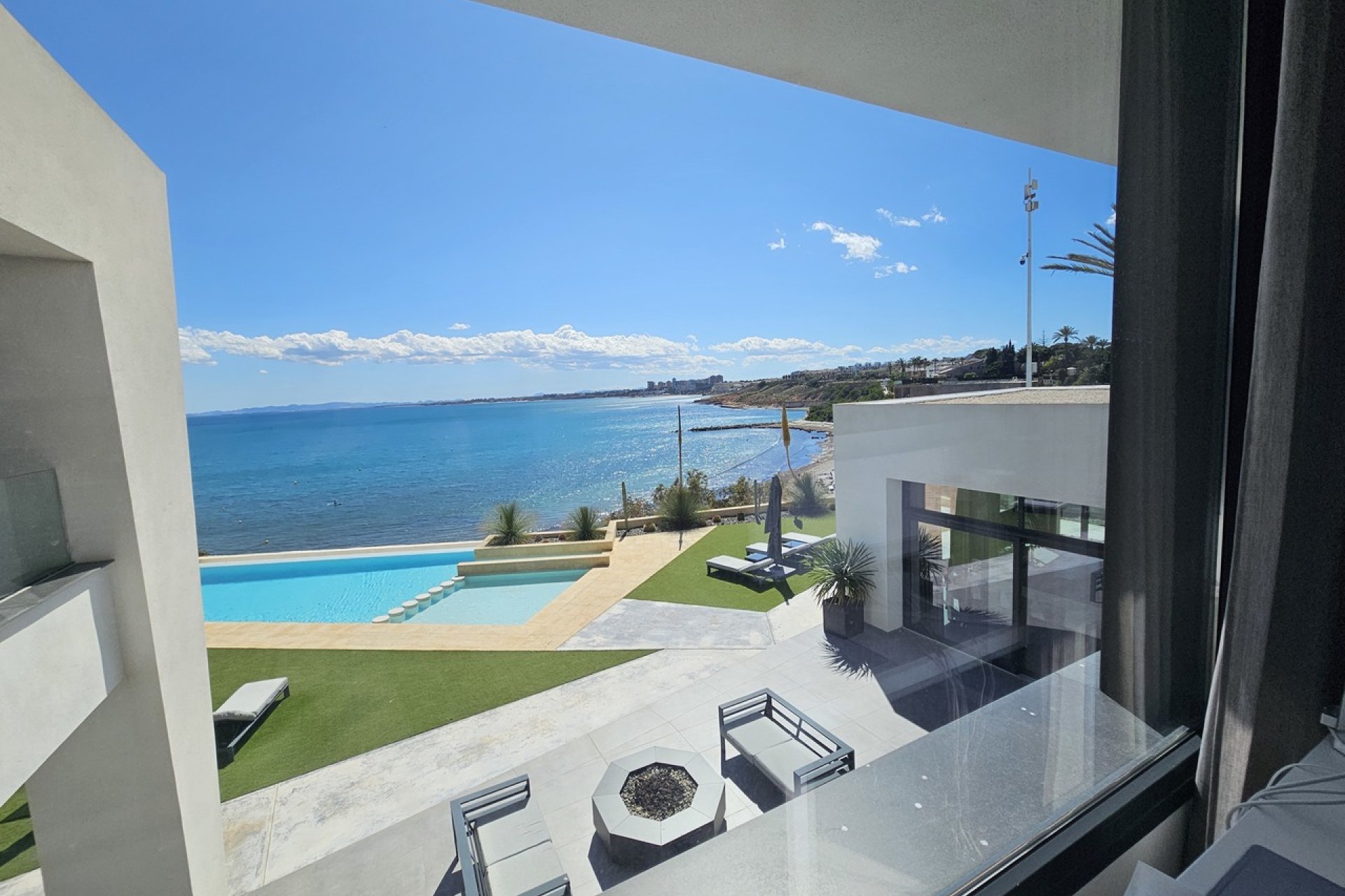Exclusive seaside villa in Cabo Roig with panoramic views and a private pool