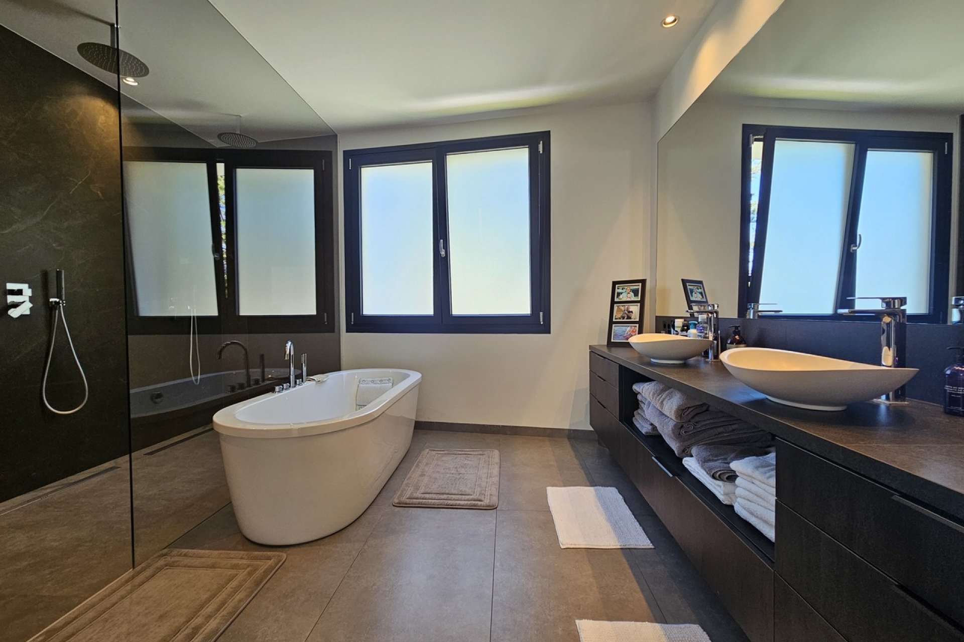 Exclusive seaside villa in Cabo Roig with panoramic views and a private pool