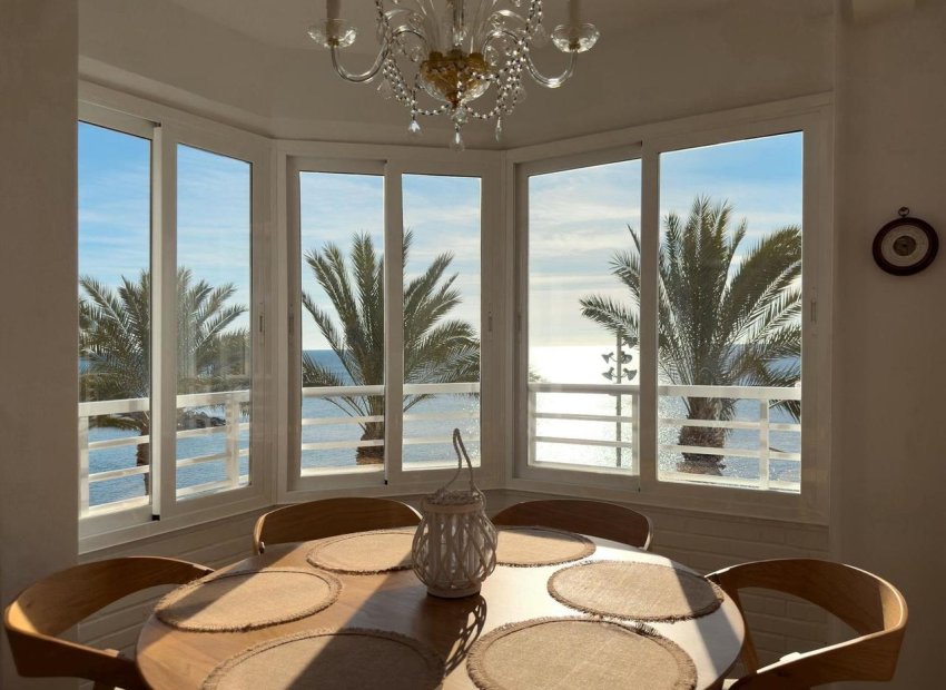 Exclusively renovated 3-bedroom apartment with ocean views in Torrevieja