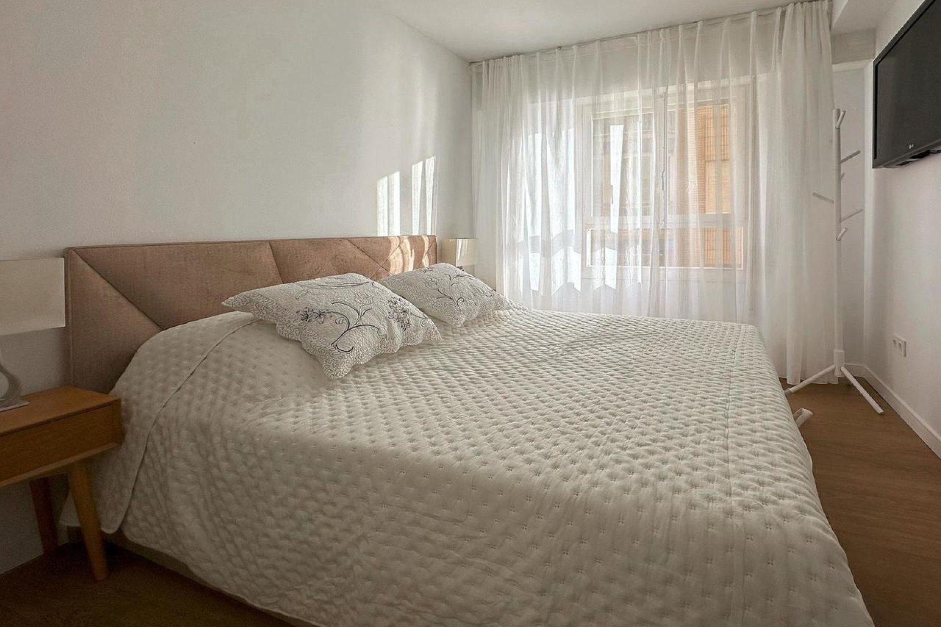 Exclusively renovated 3-bedroom apartment with ocean views in Torrevieja
