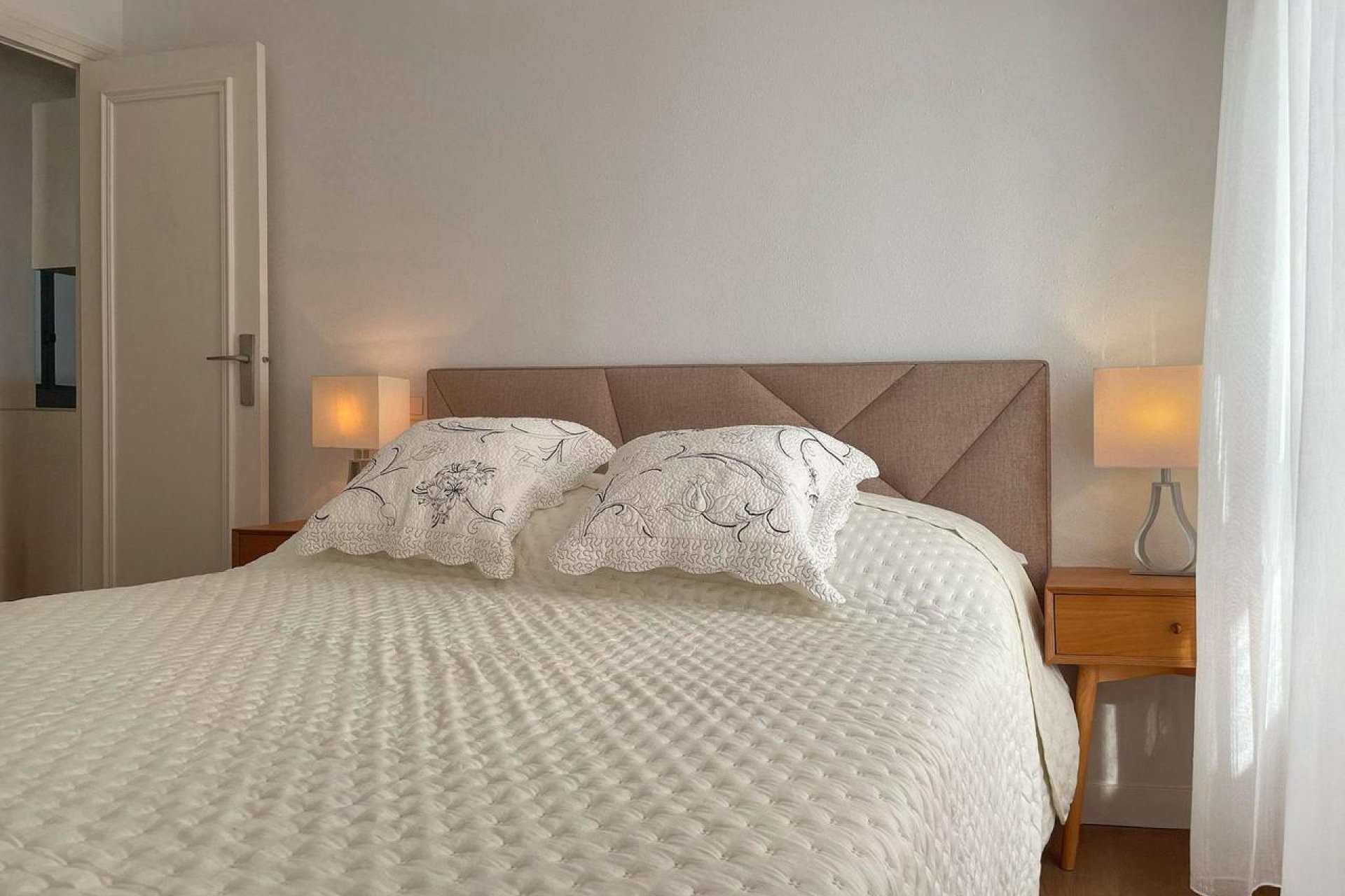Exclusively renovated 3-bedroom apartment with ocean views in Torrevieja