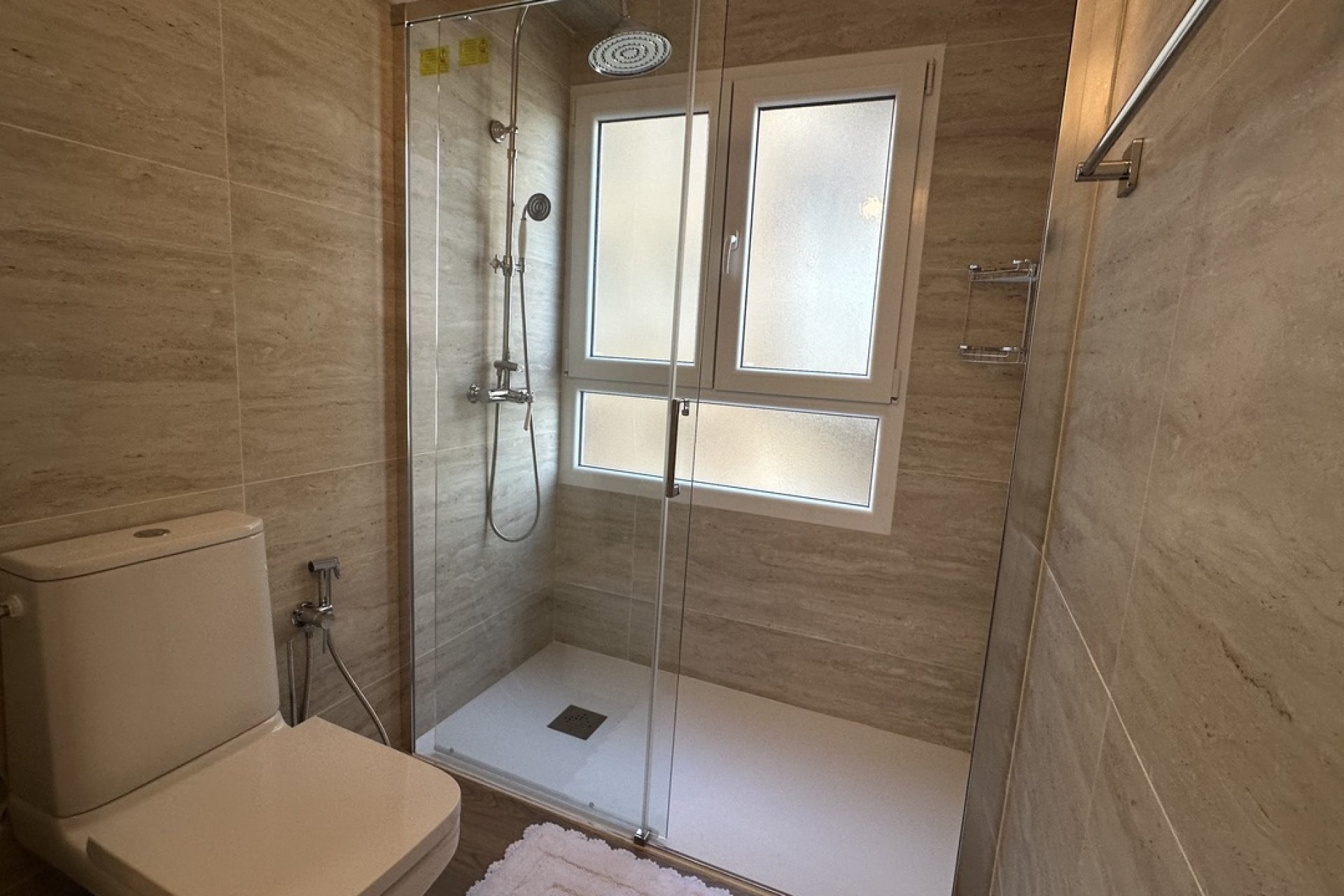Exclusively renovated 3-bedroom apartment with ocean views in Torrevieja