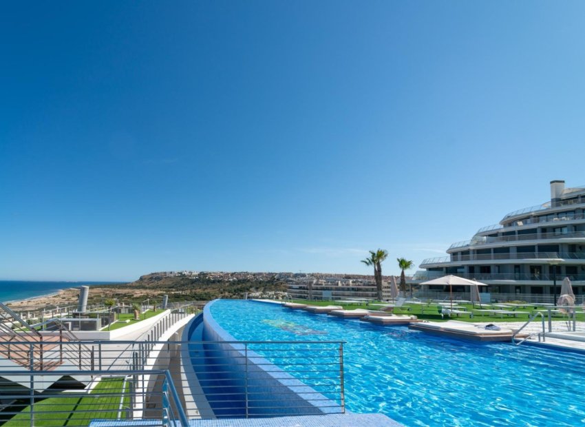 Exclusivo apartamento en Arenales del Sol con vistas al mar, jardín y piscina
