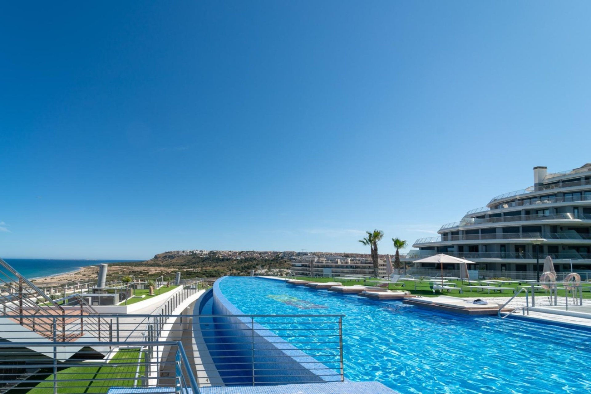 Exclusivo apartamento en Arenales del Sol con vistas al mar, jardín y piscina