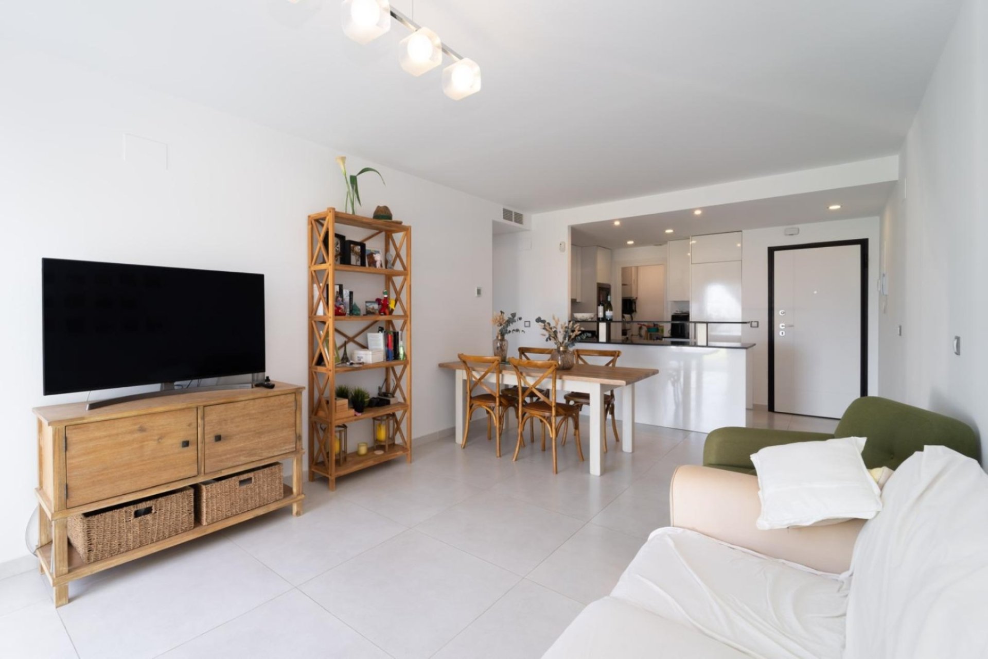 Exclusivo apartamento en Arenales del Sol con vistas al mar, jardín y piscina