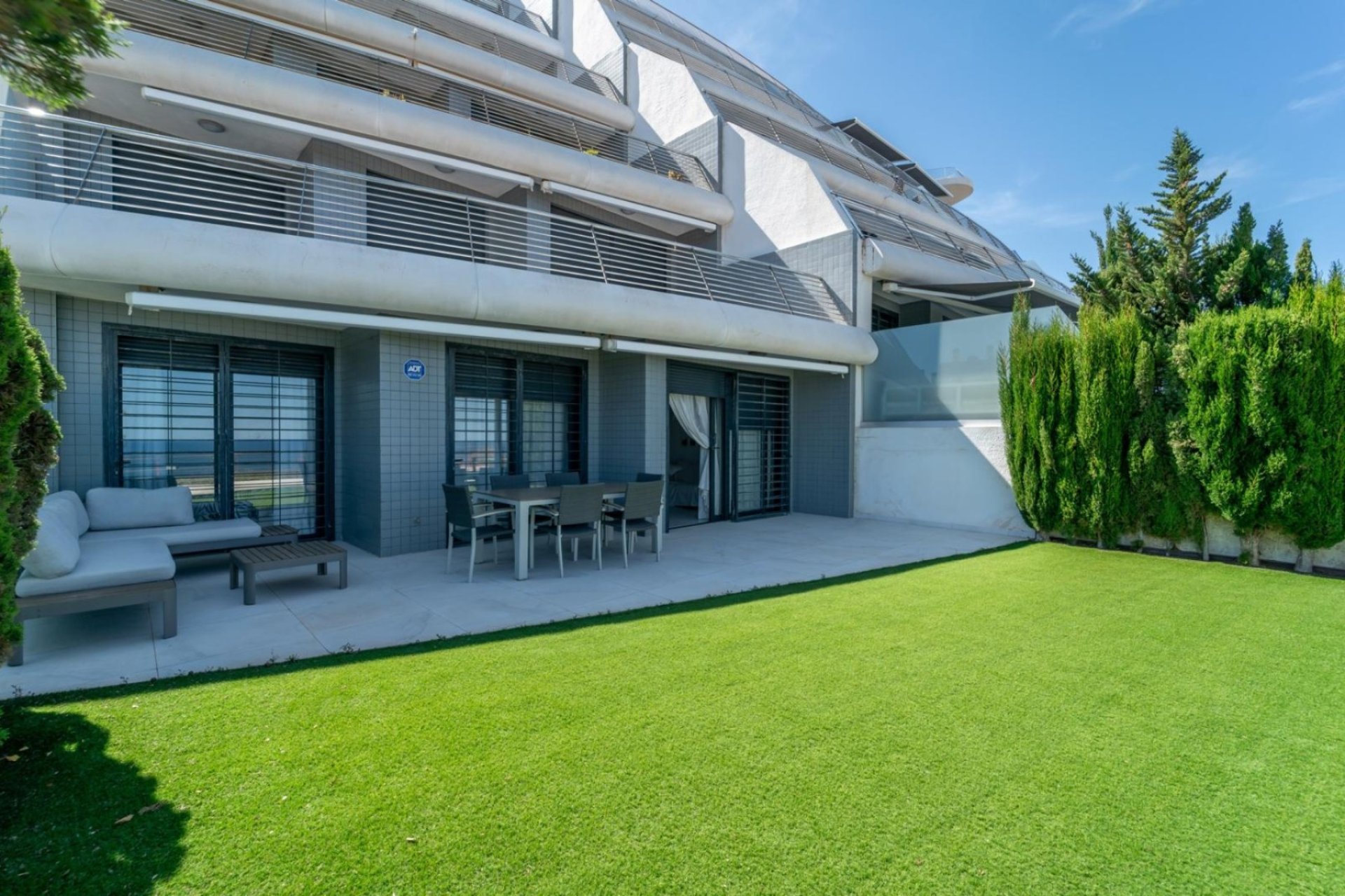 Exclusivo apartamento en Arenales del Sol con vistas al mar, jardín y piscina