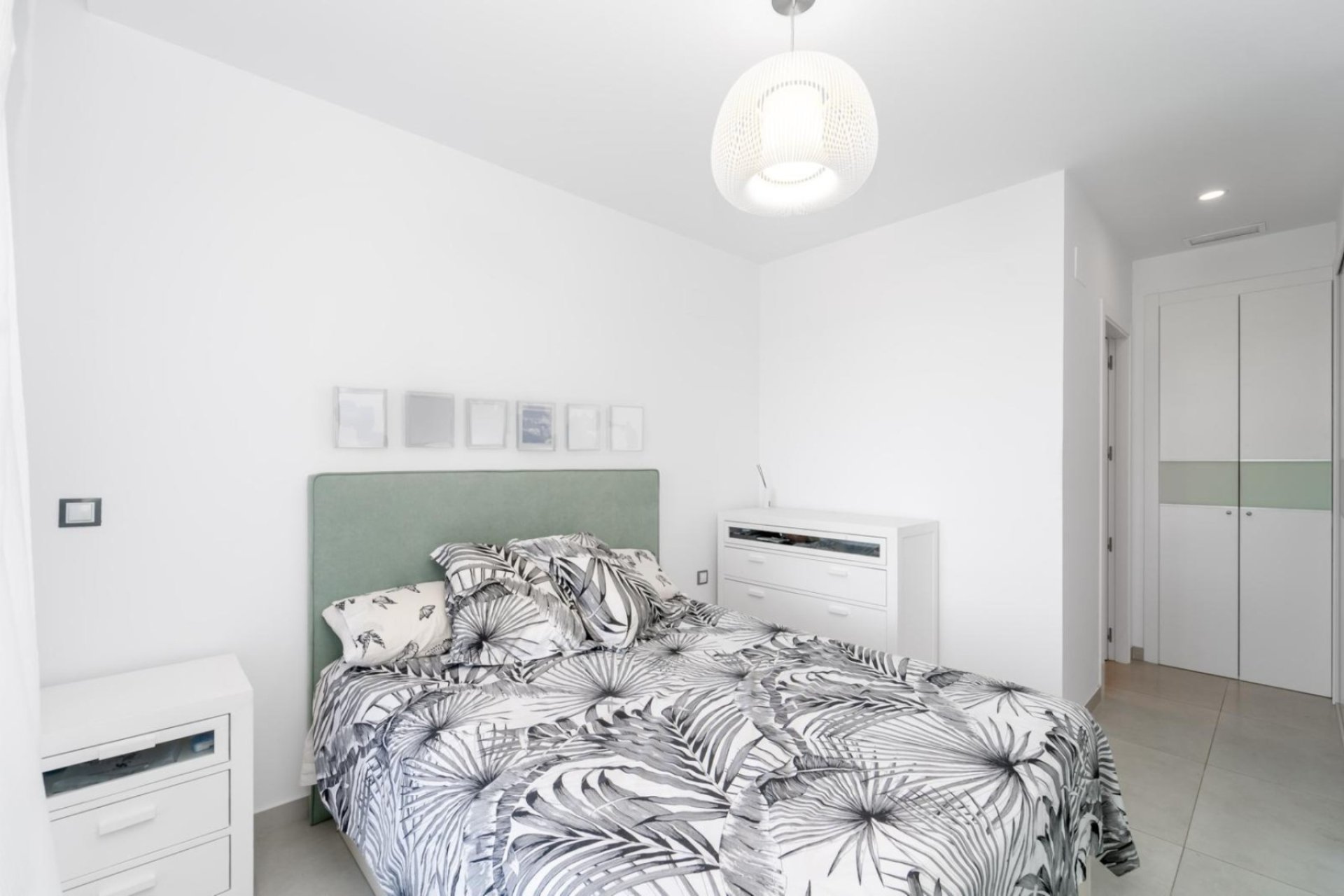 Exclusivo apartamento en Arenales del Sol con vistas al mar, jardín y piscina