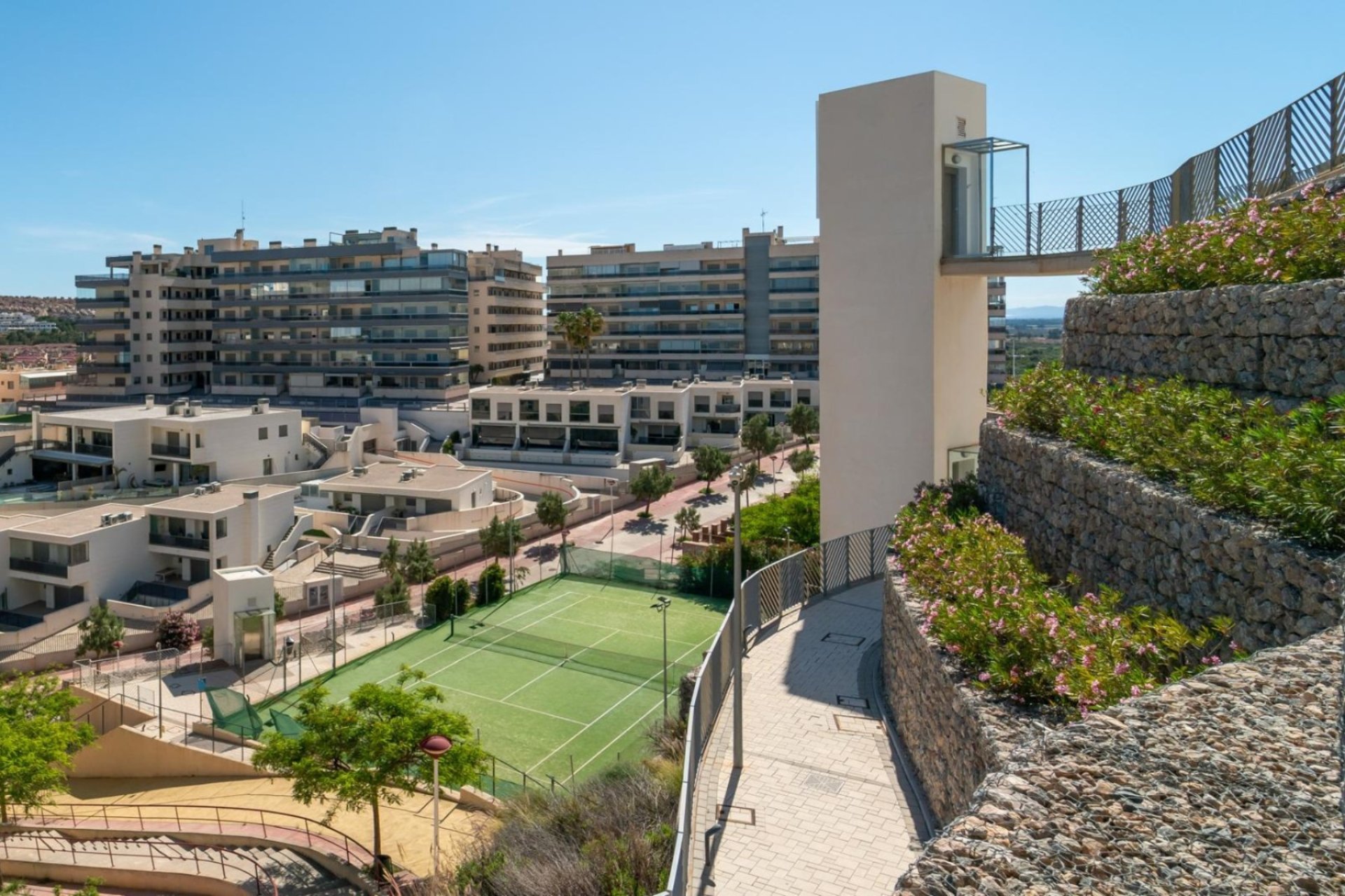 Exclusivo apartamento en Arenales del Sol con vistas al mar, jardín y piscina