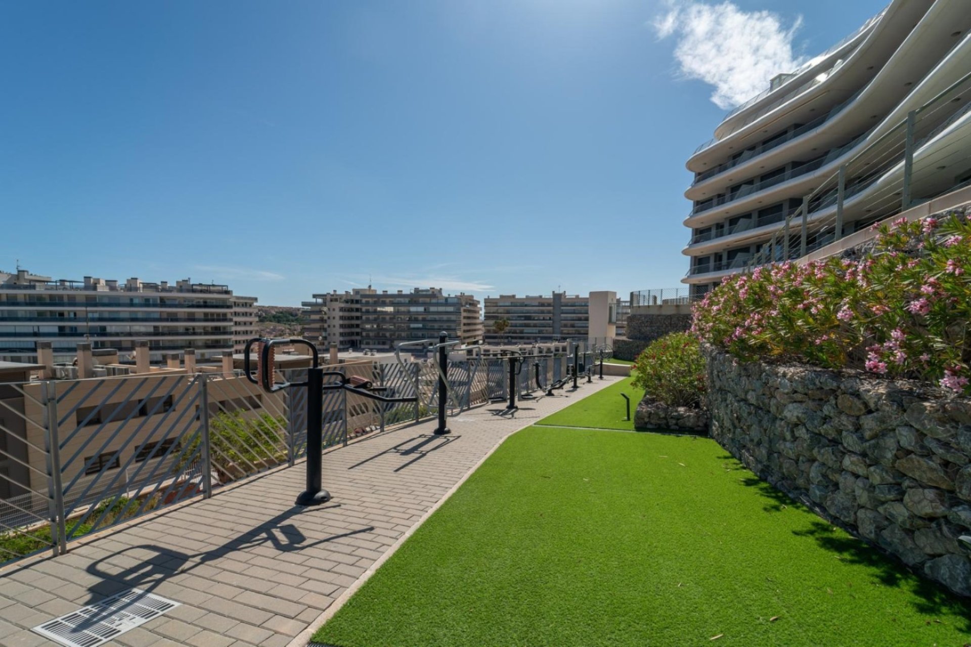 Exclusivo apartamento en Arenales del Sol con vistas al mar, jardín y piscina