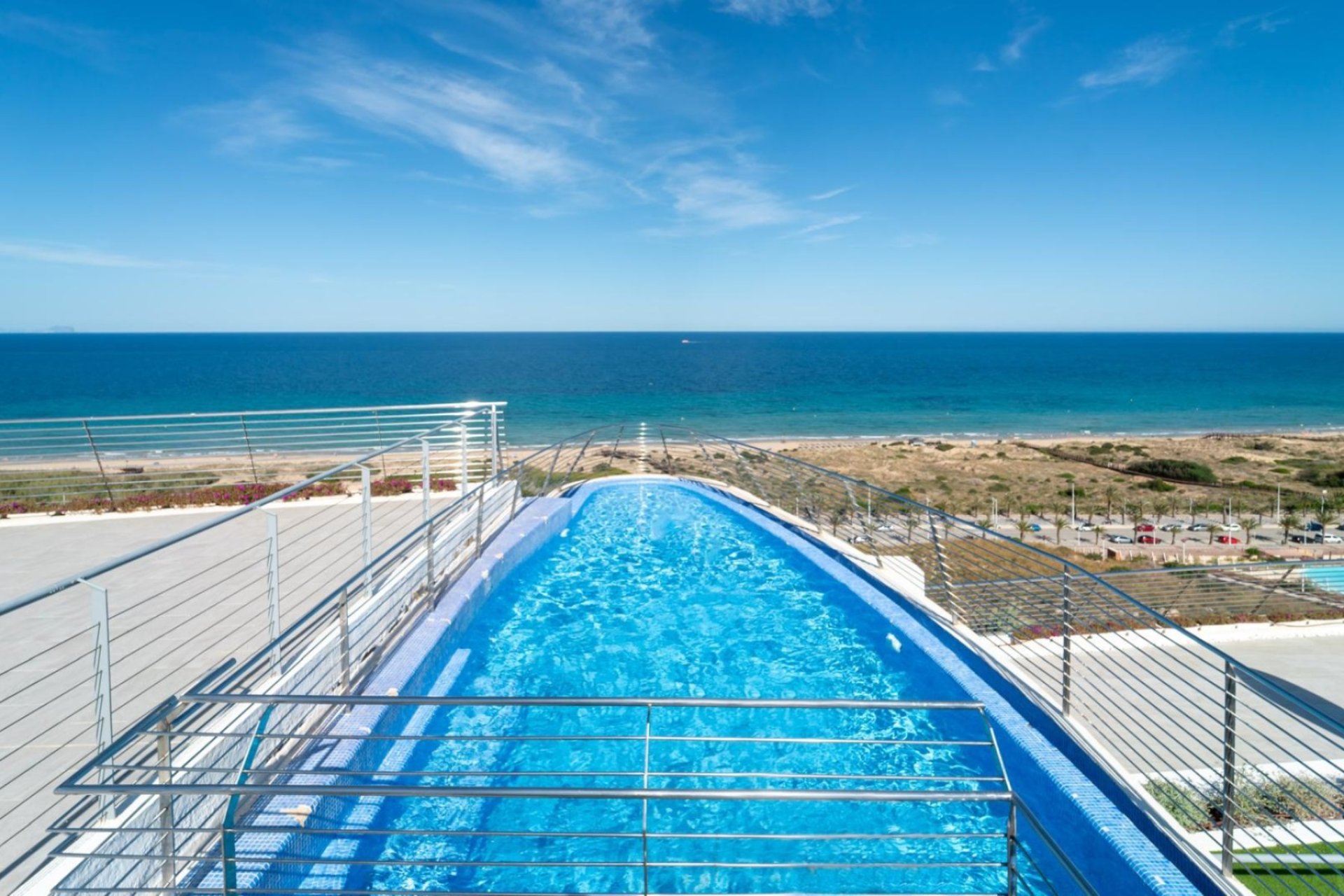 Exclusivo apartamento en Arenales del Sol con vistas al mar, jardín y piscina