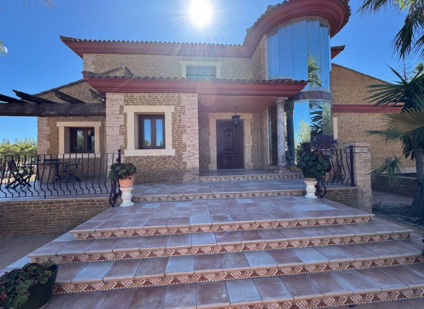 Finca exclusiva de 4 dormitorios, piscina privada y amplio jardín en Los Montesinos