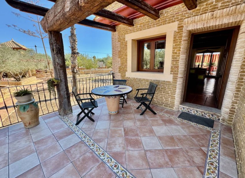 Finca exclusiva de 4 dormitorios, piscina privada y amplio jardín en Los Montesinos