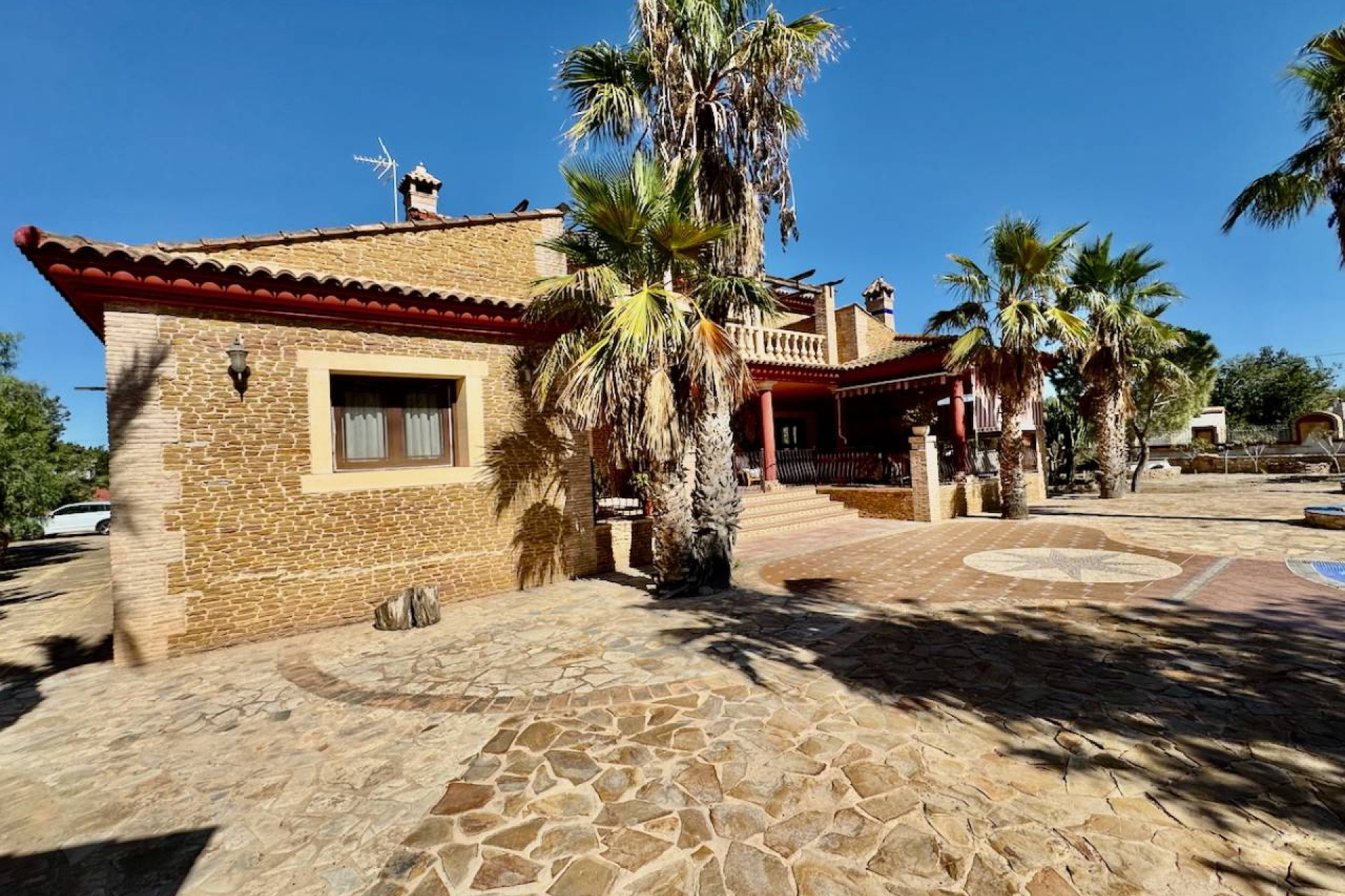 Finca exclusiva de 4 dormitorios, piscina privada y amplio jardín en Los Montesinos