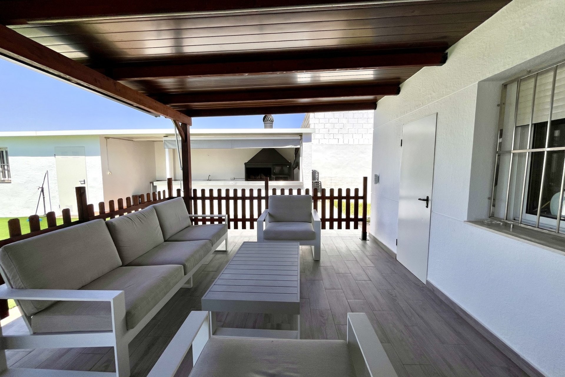 Finca moderna y lujosa con piscina, 3 dormitorios y vistas a la montaña cerca de Alcantarilla