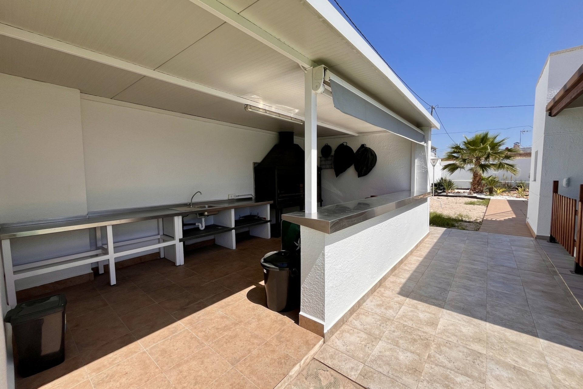 Finca moderna y lujosa con piscina, 3 dormitorios y vistas a la montaña cerca de Alcantarilla