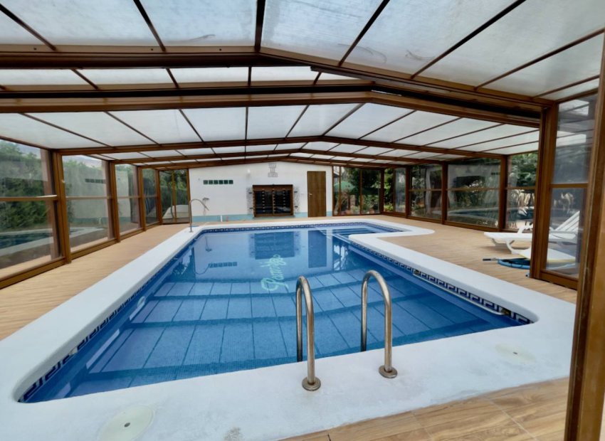 Finca única en venta en Orihuela con 8 dormitorios, piscina privada y amplia parcela