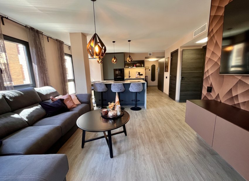 Fully renovated 4-bedroom apartment in Almoradí