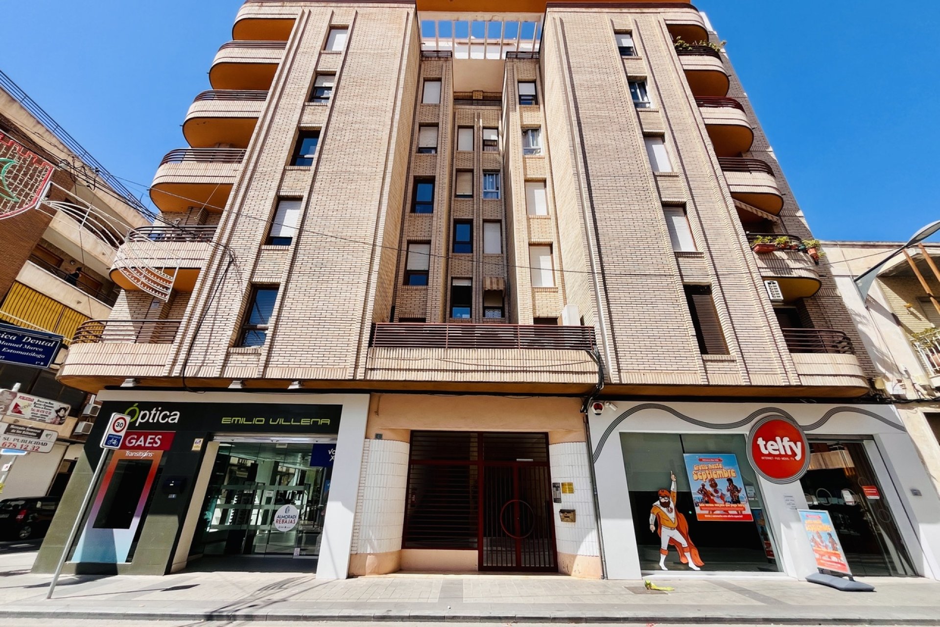 Fully renovated 4-bedroom apartment in Almoradí
