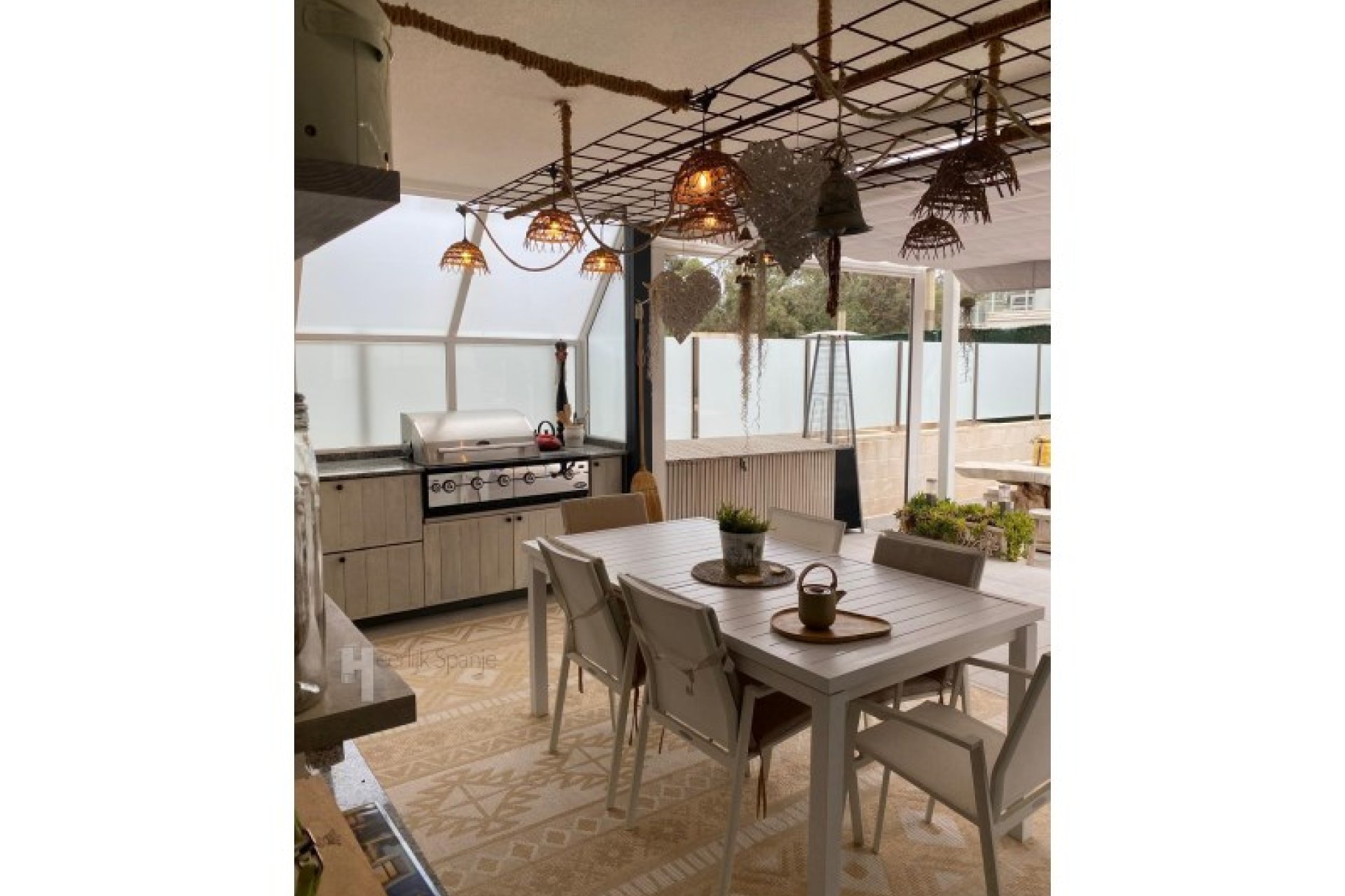 Gelijkvloers appartement met 290m² terras nabij strand in Guardamar del Segura