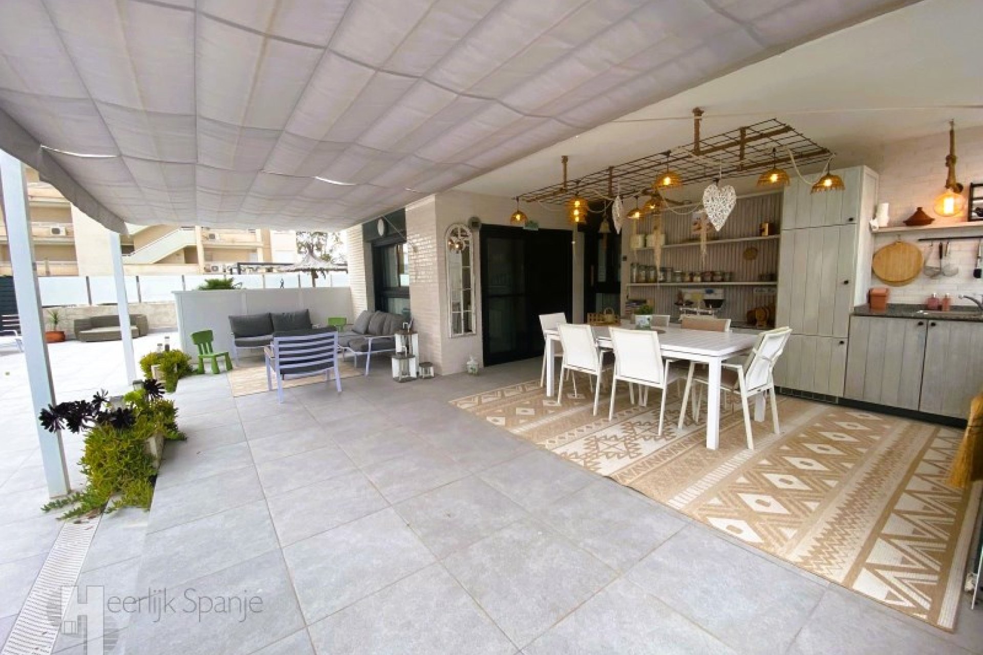 Gelijkvloers appartement met 290m² terras nabij strand in Guardamar del Segura