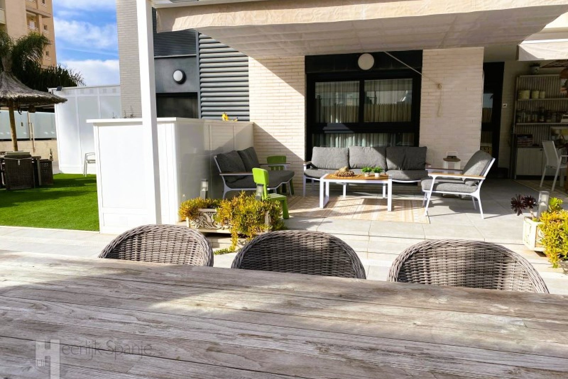 Gelijkvloers appartement met 290m² terras nabij strand in Guardamar del Segura