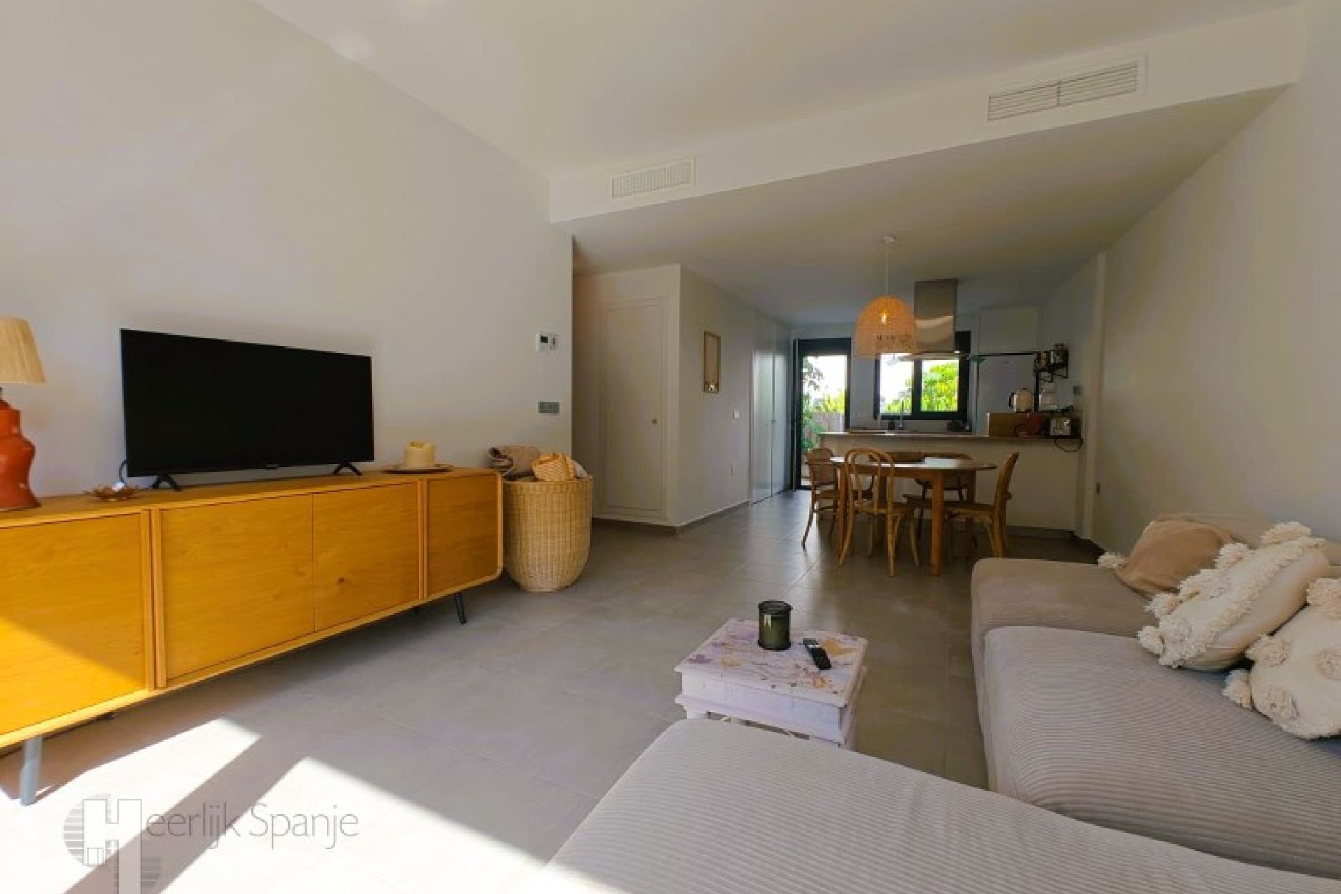 Gelijkvloers appartement nabij strand in Santiago de la Ribera, volledig gemeubileerd