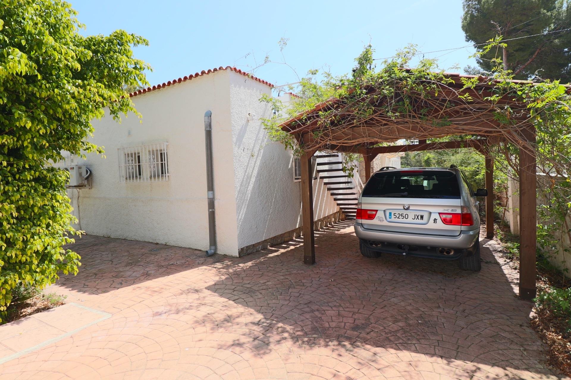 Gelijkvloerse villa met privézwembad en dubbele garage in La Nucía, nabij Benidorm