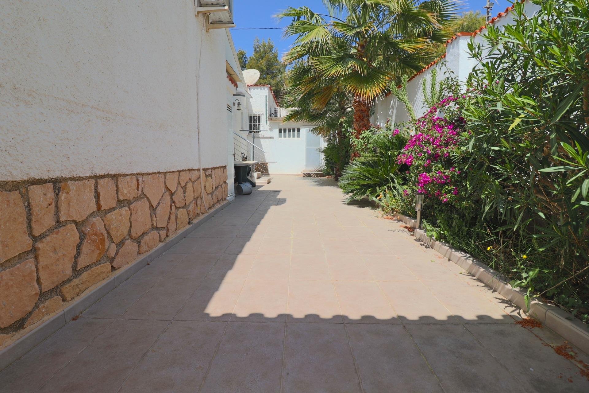 Gelijkvloerse villa met privézwembad en dubbele garage in La Nucía, nabij Benidorm