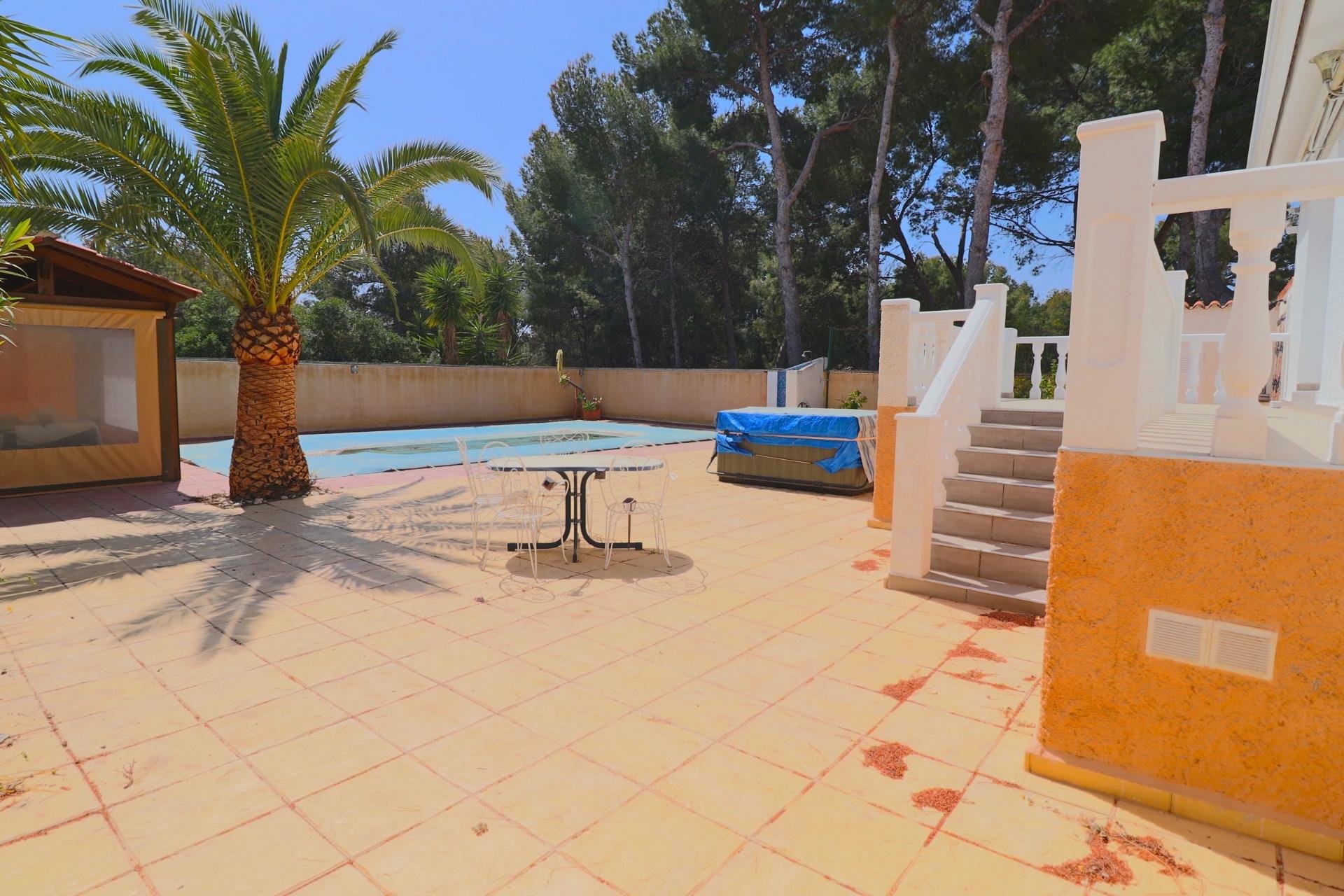 Gelijkvloerse villa met privézwembad en dubbele garage in La Nucía, nabij Benidorm